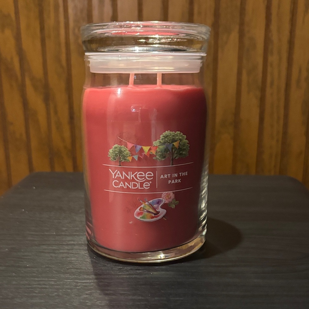 Yankee Candle Art in the Park Vibrant Red Jar